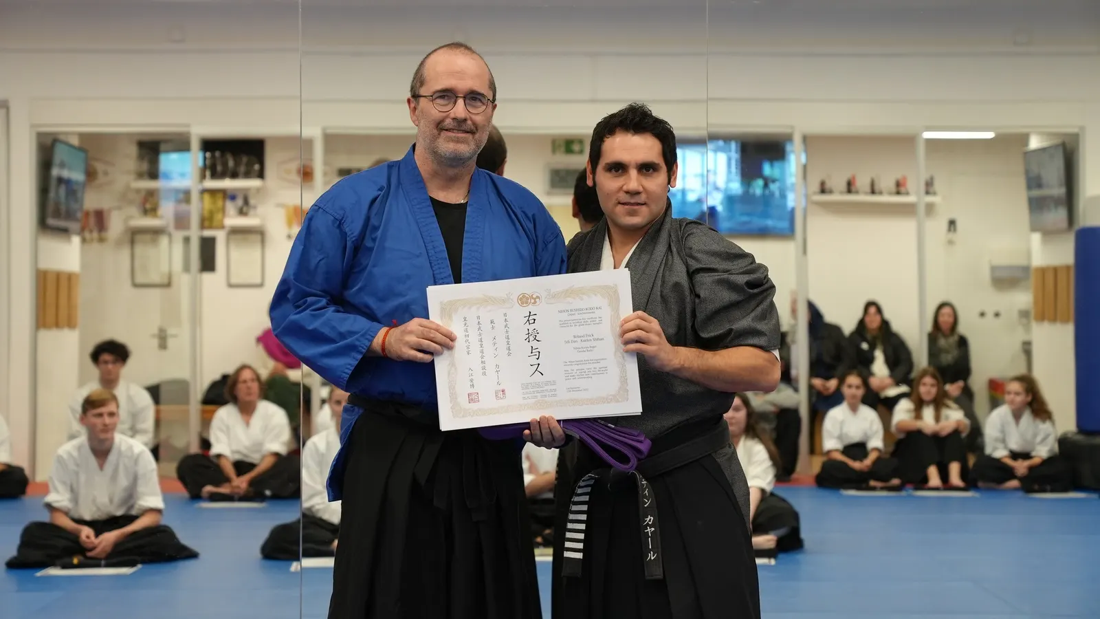 Urkundenübergabe an einen erwachsenen Schüler im Budo7 Dojo